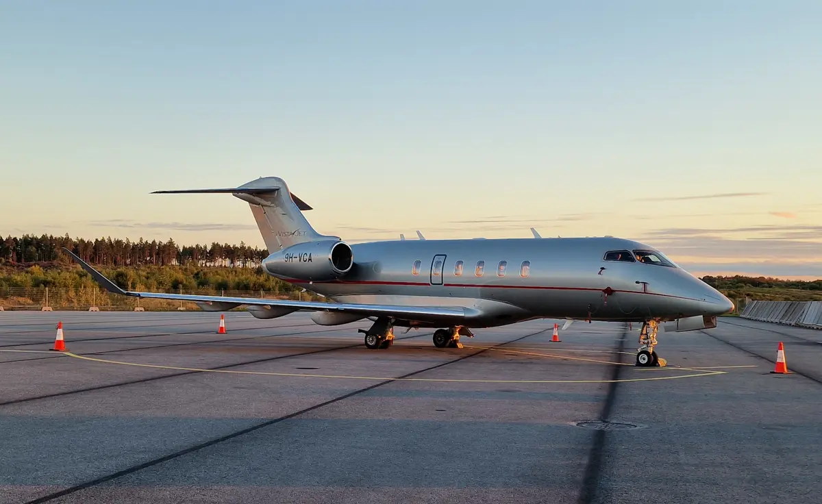 Challenger 350 private jet exterior
