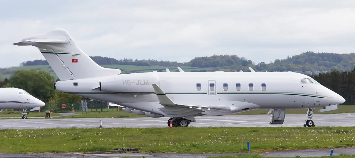 Challenger 3500 private jet exterior