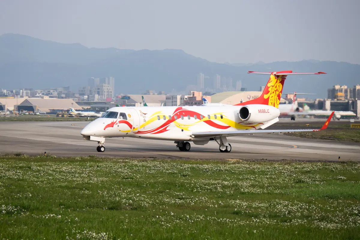 Embraer Legacy 600 / 650 private jet exterior