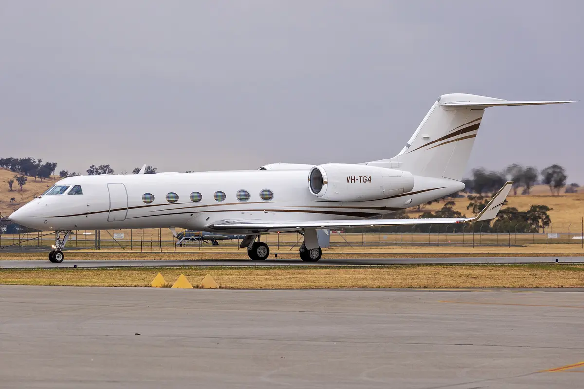 Gulfstream G350 / G300 private jet exterior