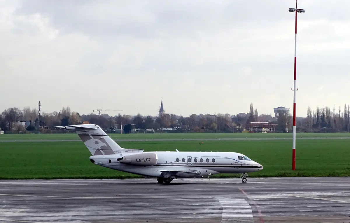 Hawker 4000 private jet exterior